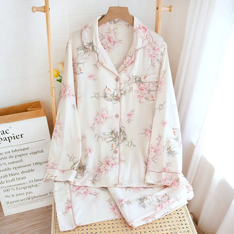Elegante Loungewear mit Kirschblütenzweigen und Blättern
