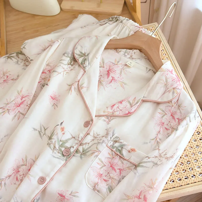 Elegante Loungewear mit Kirschblütenzweigen und Blättern
