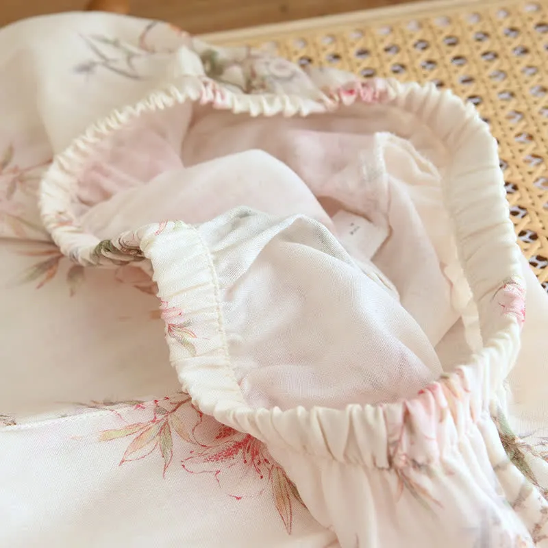 Elegante Loungewear mit Kirschblütenzweigen und Blättern