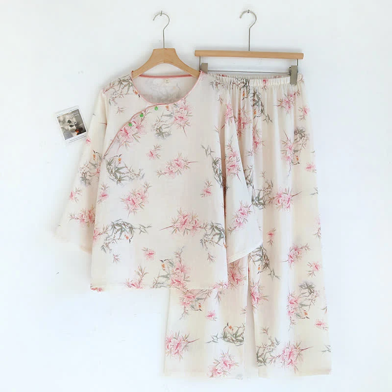 Elegante Loungewear mit Kirschblütenzweigen und Blättern
