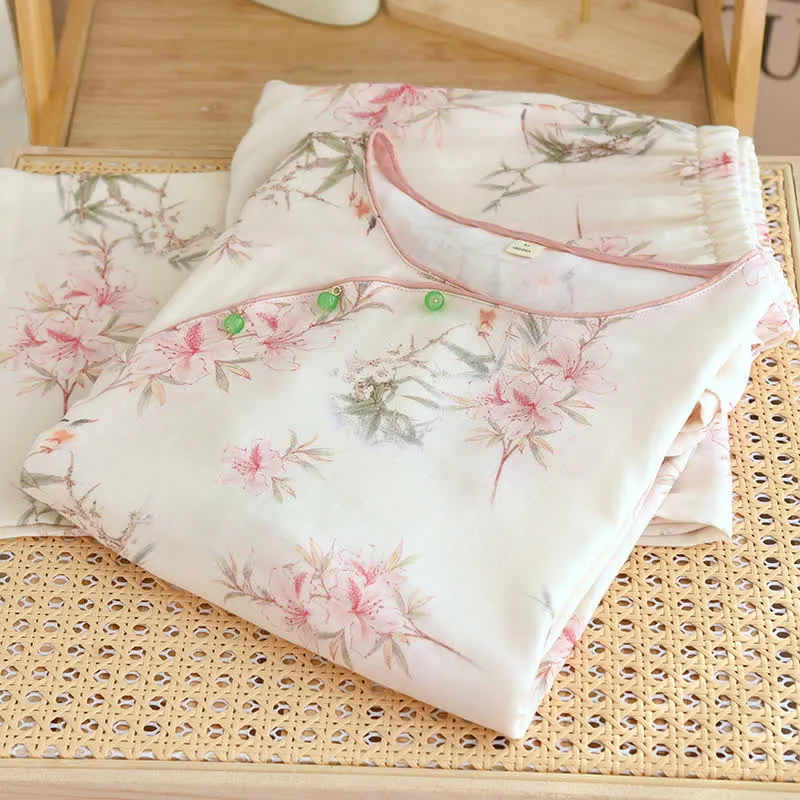 Elegante Loungewear mit Kirschblütenzweigen und Blättern