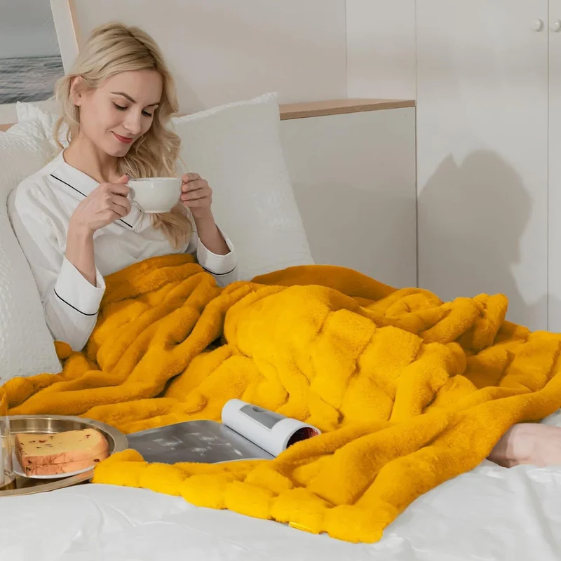 Einfarbige, gestreifte Plüschdecke
