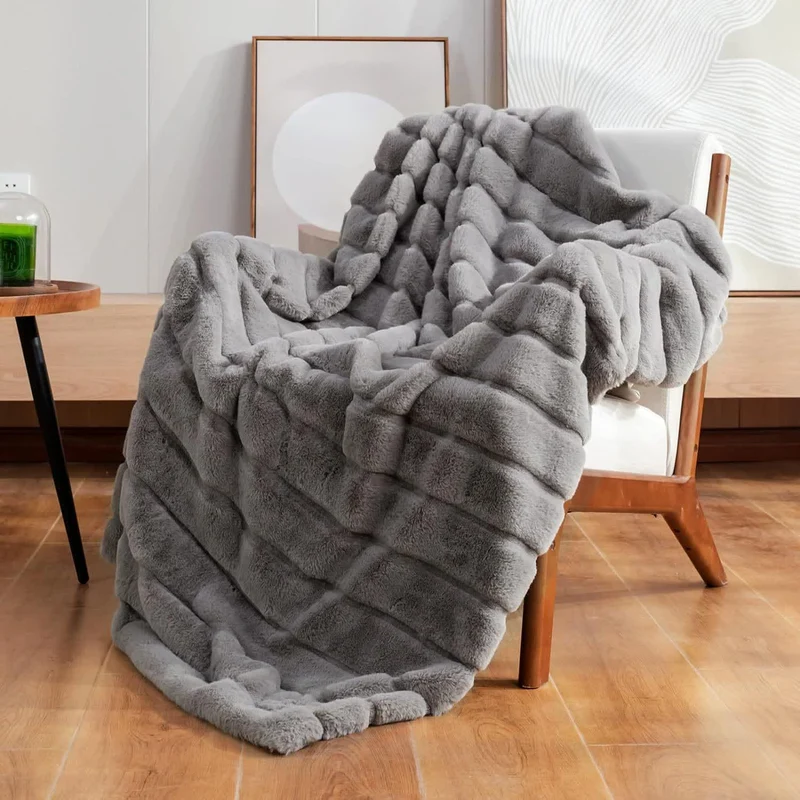 Einfarbige, gestreifte Plüschdecke