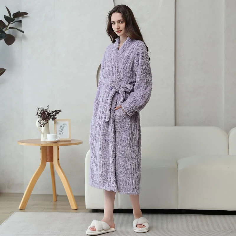 Schlichter, einfarbiger Bademantel aus weichem Fleece