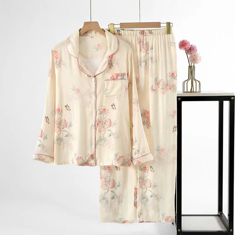 Loungewear aus weichem Satin mit Blumenmuster und Schmetterlingen
