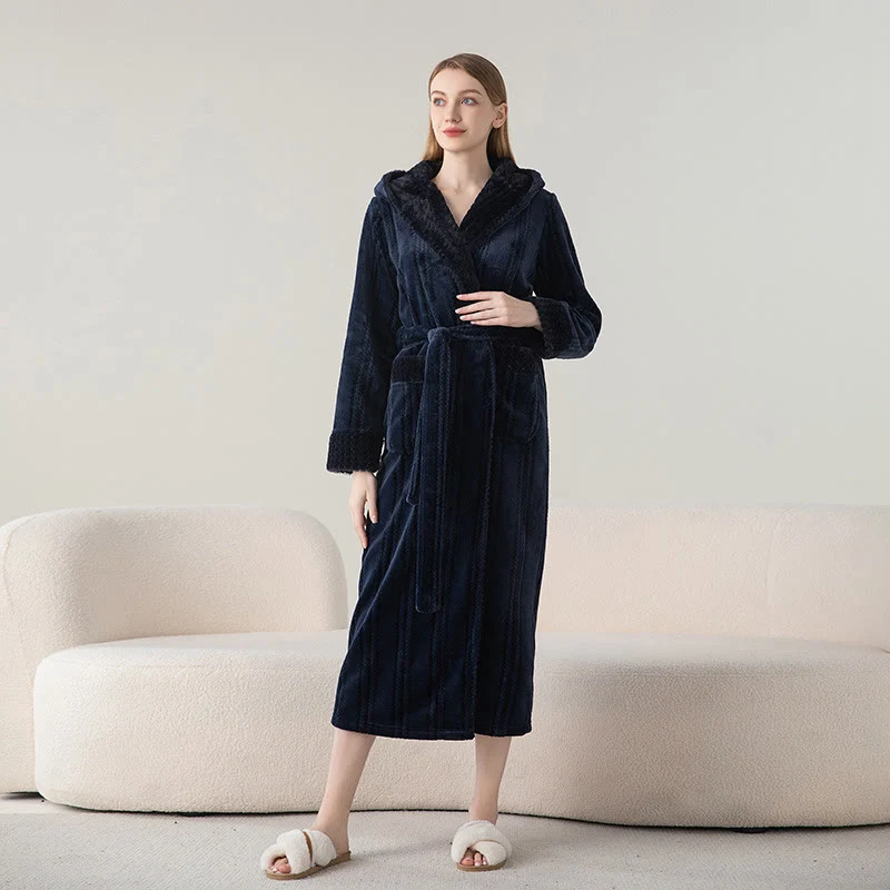 Langer Winterbademantel aus Fleece mit Kapuze