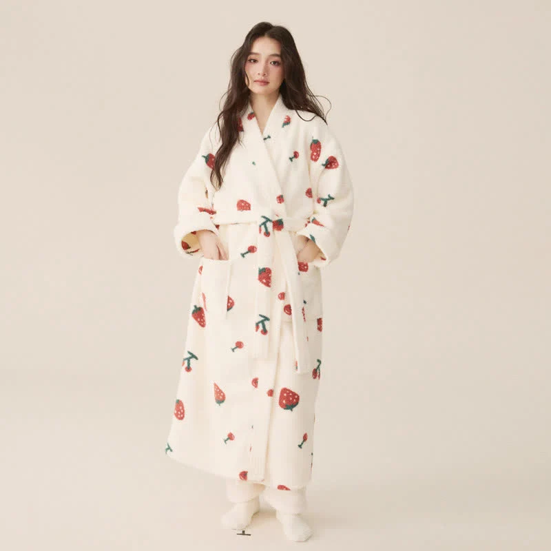 Langer Bademantel aus Winterfleece mit Erdbeer- und Kirschmotiv