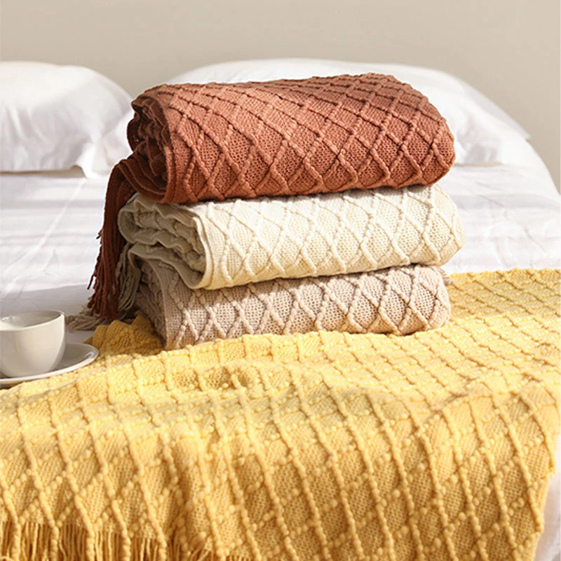 Ownkoti – Gestrickte Sofadecke mit Prismamuster und Quasten