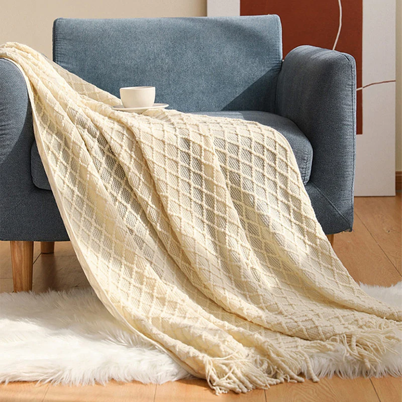 Ownkoti – Gestrickte Sofadecke mit Prismamuster und Quasten