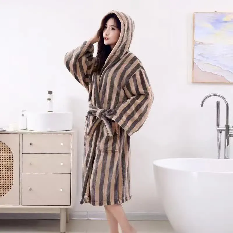 Modern Line Bequemer Fleece-Bademantel mit Kapuze