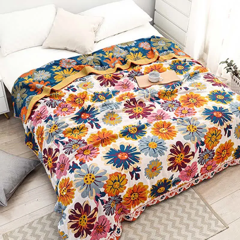 Wendbare Steppdecke aus Baumwolle mit leuchtend bunten Blumen