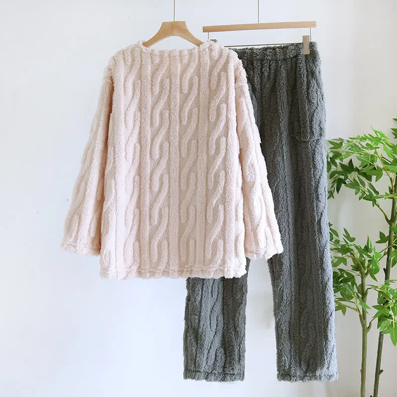 Flauschiges Fleece-Pyjama-Set mit Stickerei und langen Ärmeln