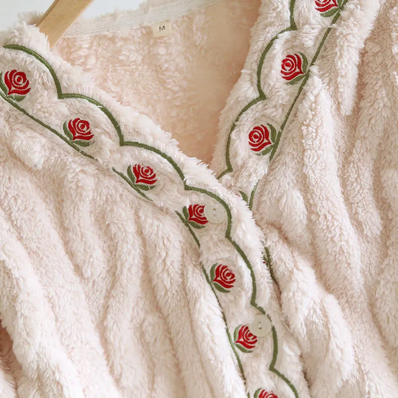 Flauschiges Fleece-Pyjama-Set mit Stickerei und langen Ärmeln