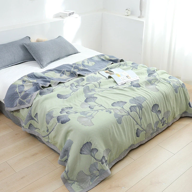 Wendbare Steppdecke aus Baumwollgaze mit Ginkgoblatt-Motiv