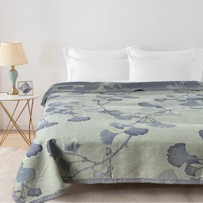 Wendbare Steppdecke aus Baumwollgaze mit Ginkgoblatt-Motiv