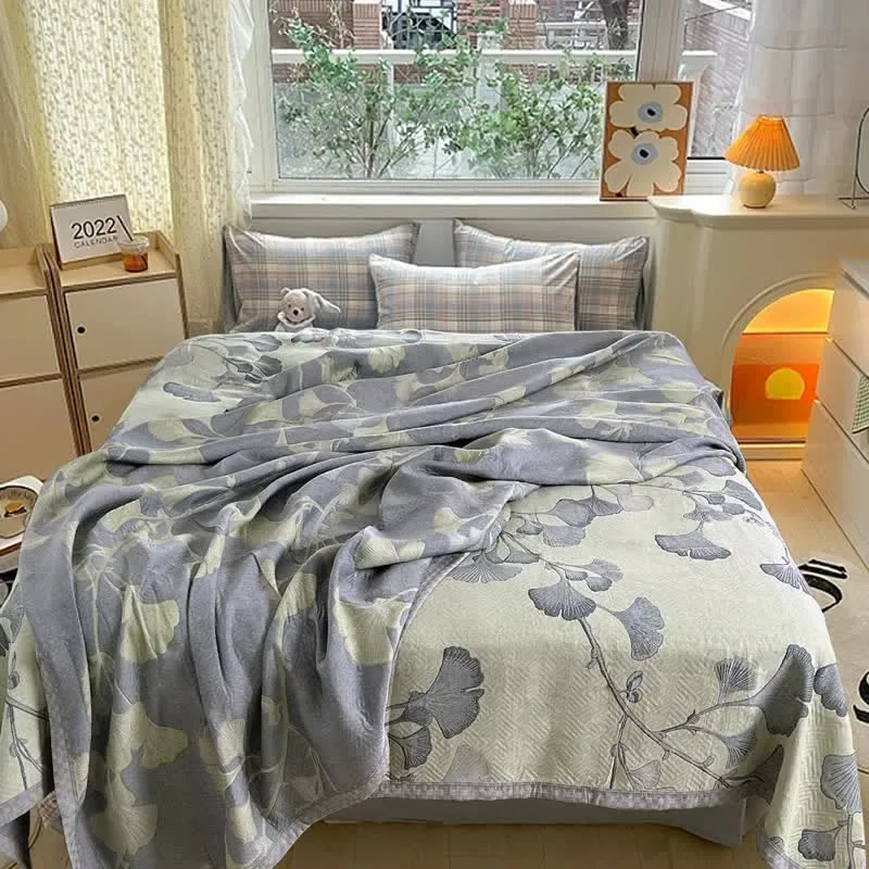 Wendbare Steppdecke aus Baumwollgaze mit Ginkgoblatt-Motiv