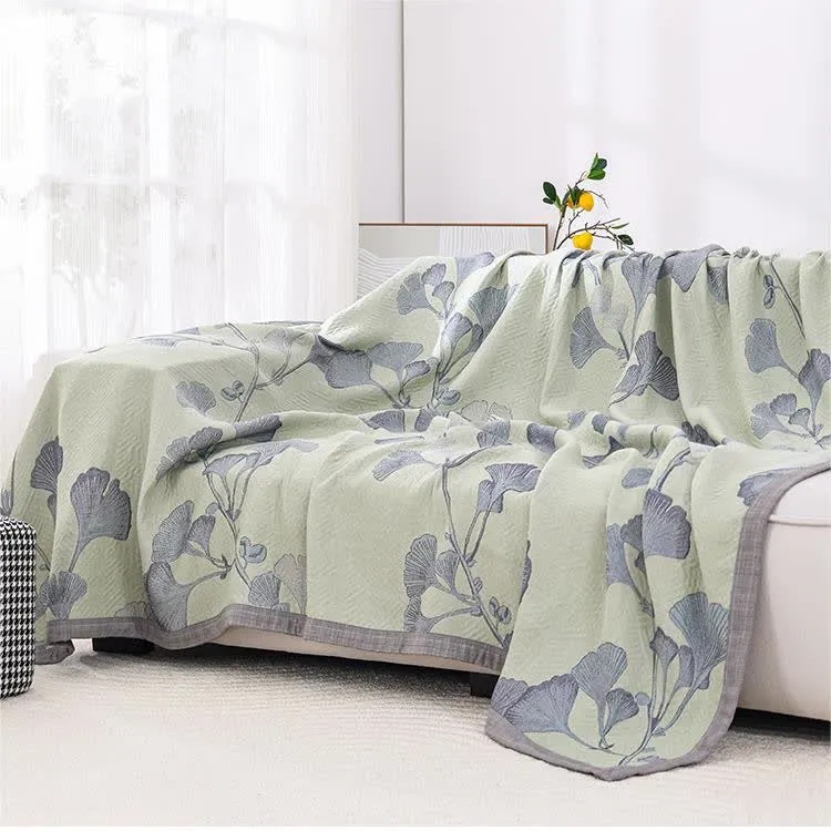 Wendbare Steppdecke aus Baumwollgaze mit Ginkgoblatt-Motiv