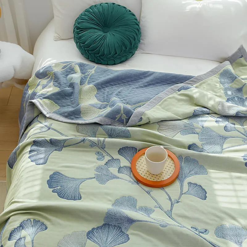 Wendbare Steppdecke aus Baumwollgaze mit Ginkgoblatt-Motiv