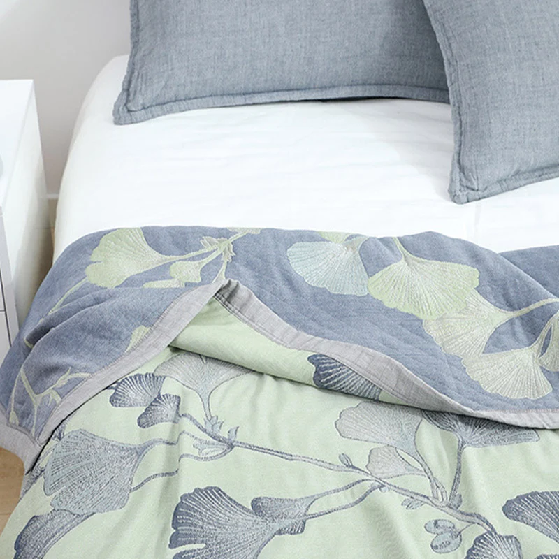 Wendbare Steppdecke aus Baumwollgaze mit Ginkgoblatt-Motiv