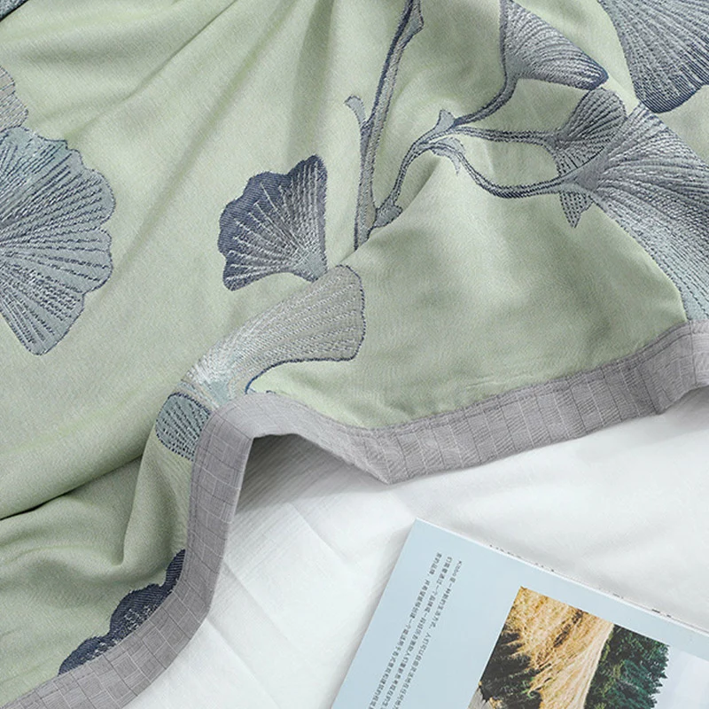 Wendbare Steppdecke aus Baumwollgaze mit Ginkgoblatt-Motiv