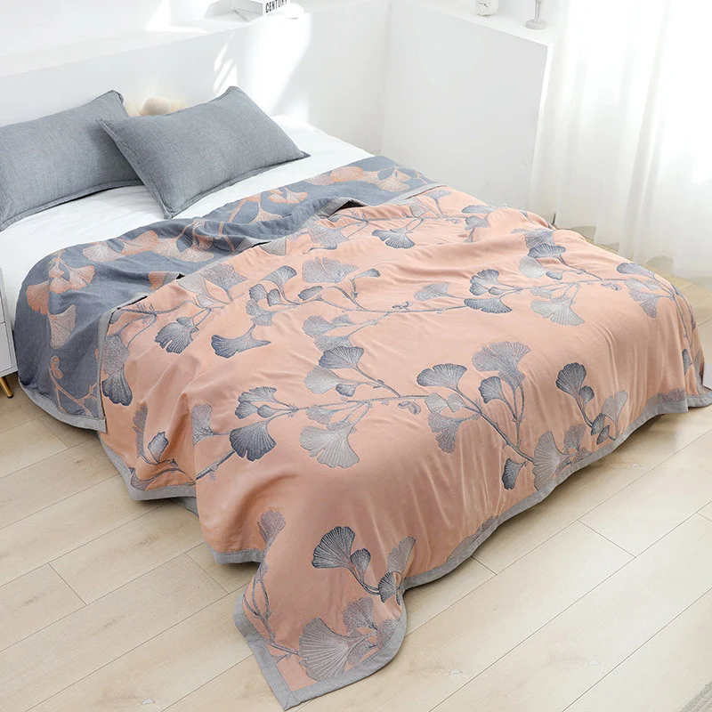 Wendbare Steppdecke aus Baumwollgaze mit Ginkgoblatt-Motiv