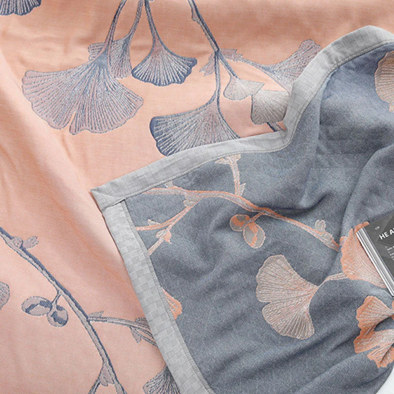 Wendbare Steppdecke aus Baumwollgaze mit Ginkgoblatt-Motiv