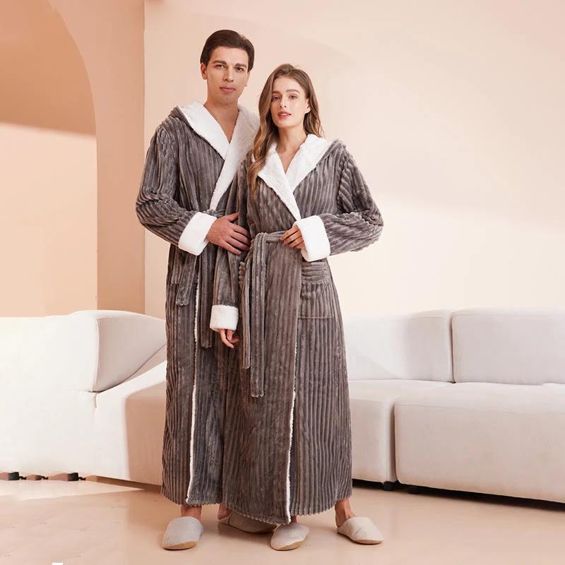 Langer Bademantel aus Fleece mit vertikaler Linienstruktur