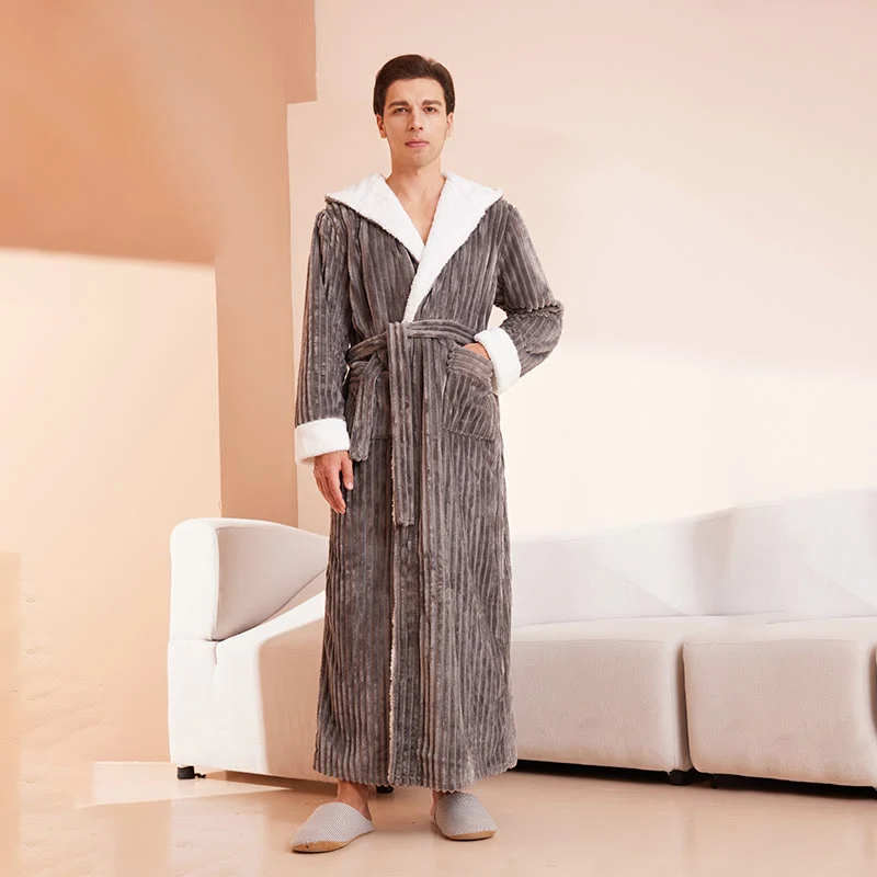 Langer Bademantel aus Fleece mit vertikaler Linienstruktur