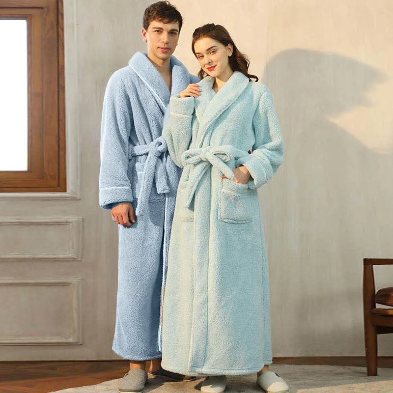 Bequemer Fleece-Pyjama-Bademantel