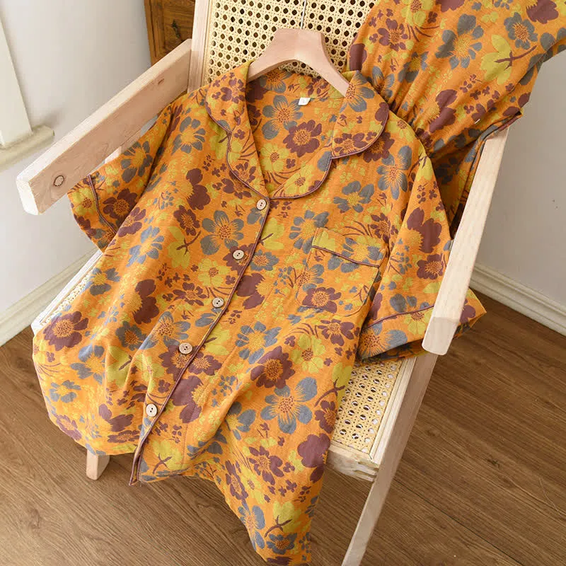 Pyjama-Set aus Baumwolle mit Blumenmuster und Reversausschnitt