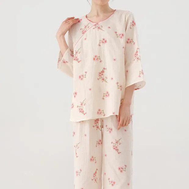 Elegantes Nachtwäsche-Set aus Baumwollgaze mit Pflaumenblüten