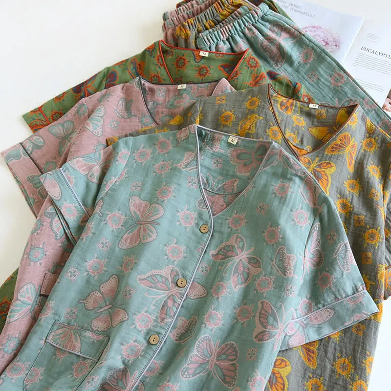 Loungewear-Set aus Baumwolle mit verkürzter Hose und Schmetterlingsmuster