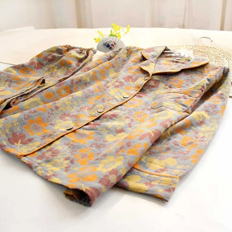 Gelbes Loungewear-Set aus Baumwolle mit Gänseblümchen-Revers