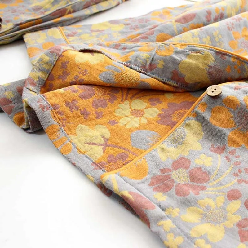 Gelbes Loungewear-Set aus Baumwolle mit Gänseblümchen-Revers