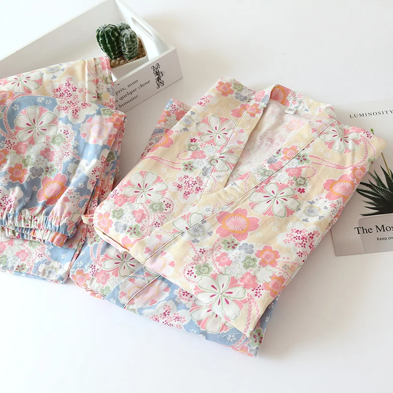Loungewear-Set aus Baumwollgaze mit Kimono und Blumenmuster
