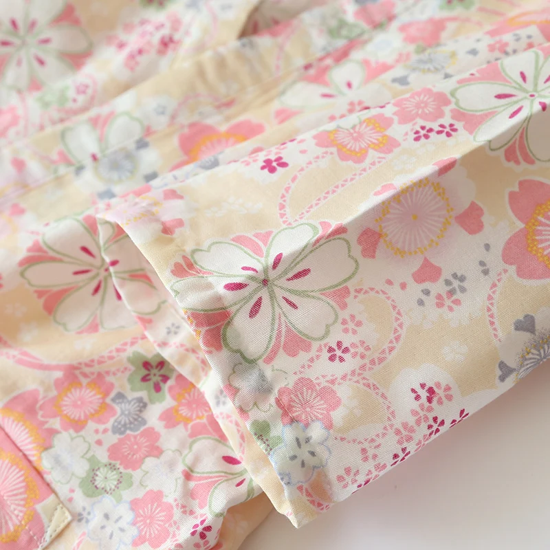 Loungewear-Set aus Baumwollgaze mit Kimono und Blumenmuster