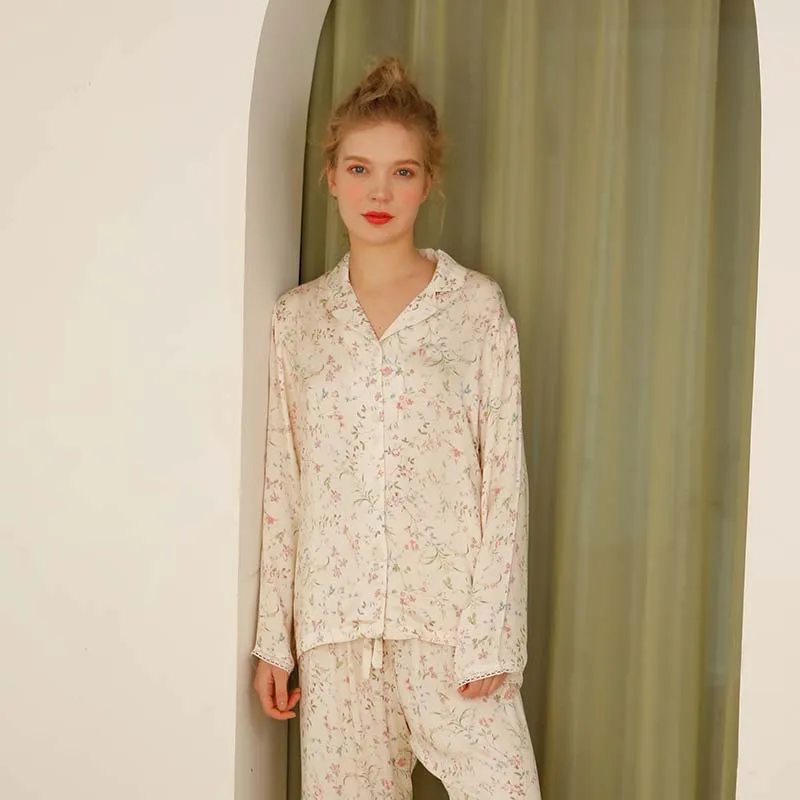Ownkoti – Loungewear aus Satin mit Blumenmuster und V-Ausschnitt und langen Ärmeln