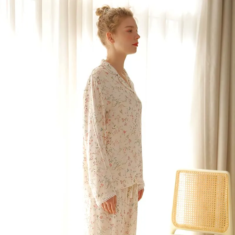 Ownkoti – Loungewear aus Satin mit Blumenmuster und V-Ausschnitt und langen Ärmeln