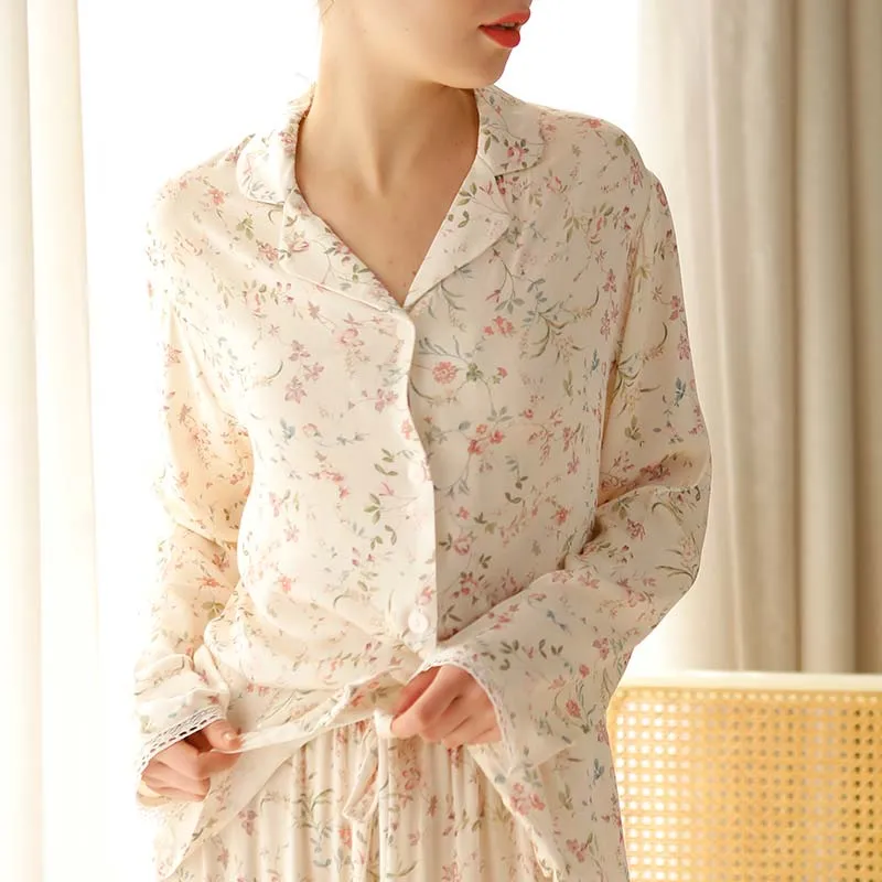 Ownkoti – Loungewear aus Satin mit Blumenmuster und V-Ausschnitt und langen Ärmeln
