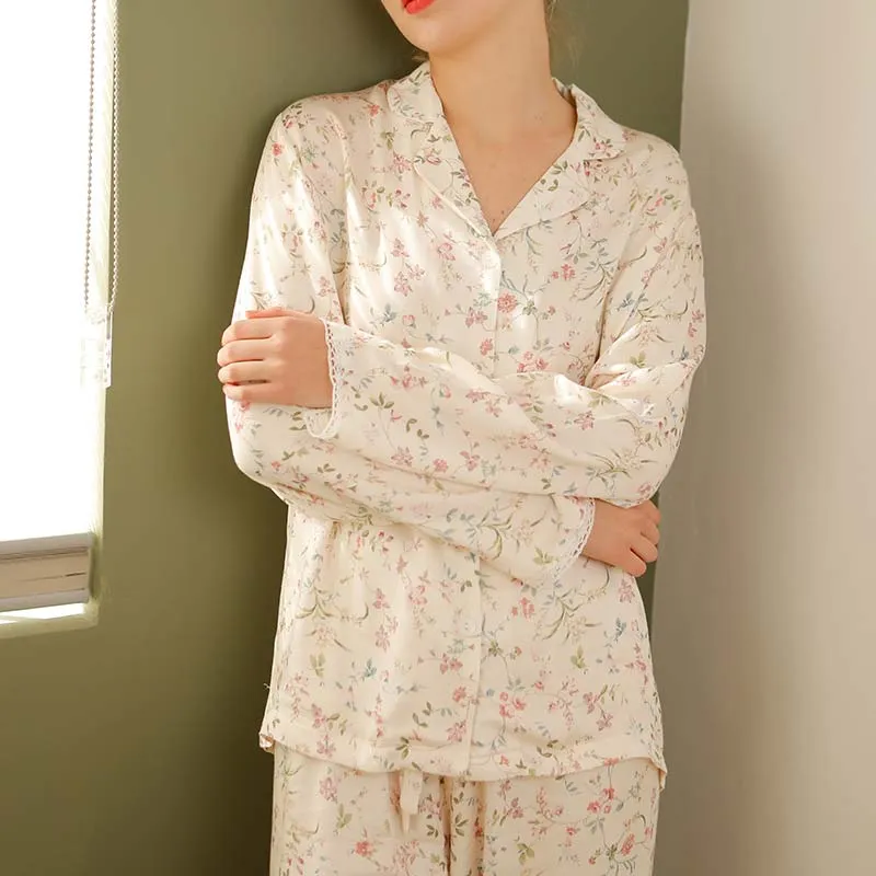 Ownkoti – Loungewear aus Satin mit Blumenmuster und V-Ausschnitt und langen Ärmeln