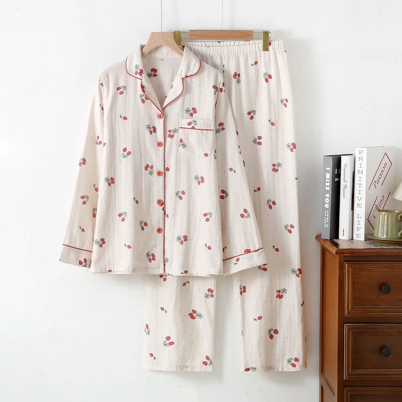 Erdbeer-Pyjama-Set aus Baumwollgaze